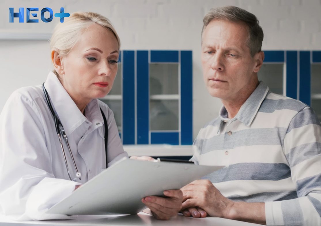 Врач показывает пациенту его историю болезни